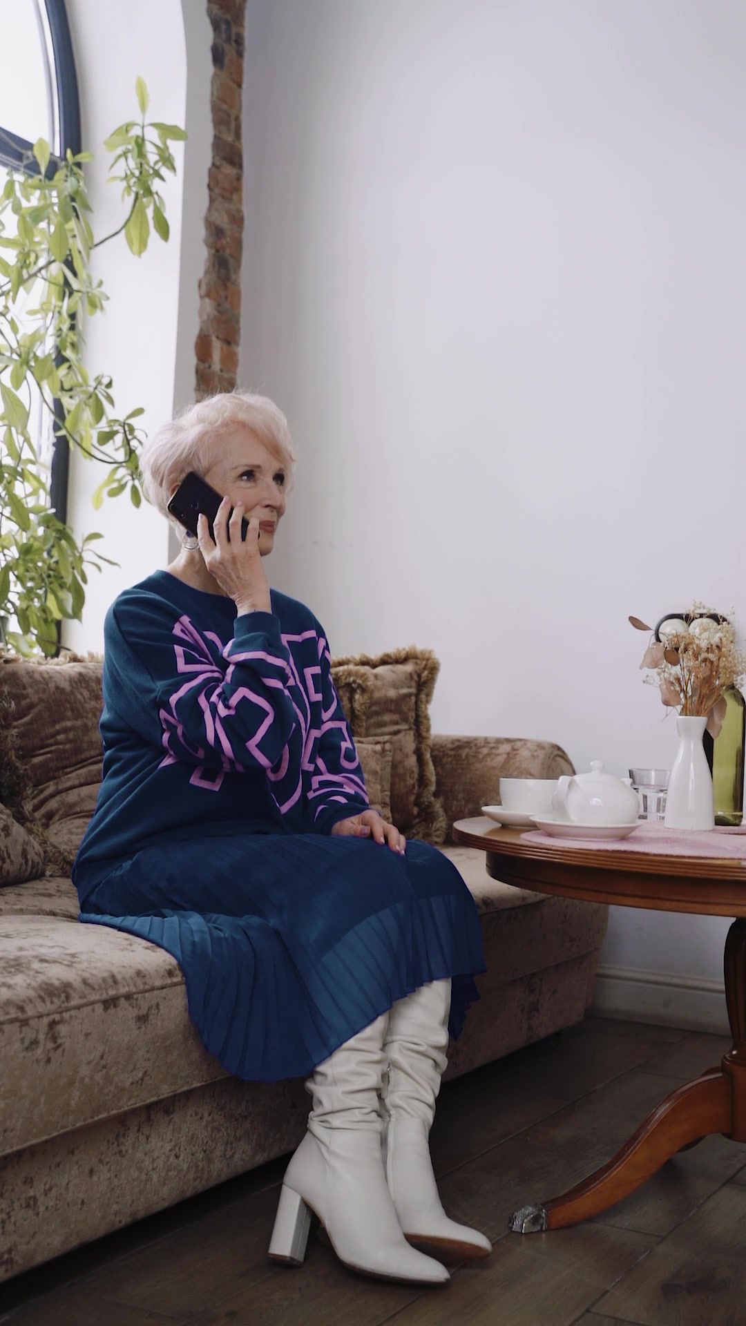 Paziente a casa al telefono con il centralino Voice AI di Mera